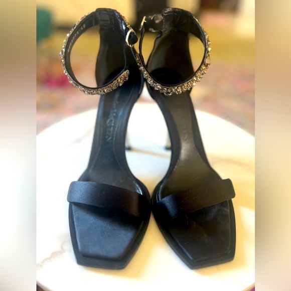 Alexander McQueen, Spring/Summer 2022, retails at $1190. - Picture 2 of 6